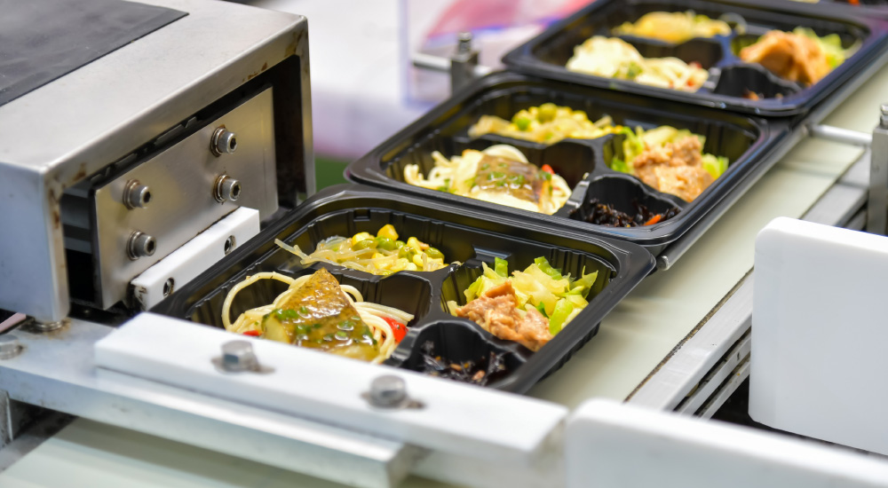 お弁当を製造している様子
