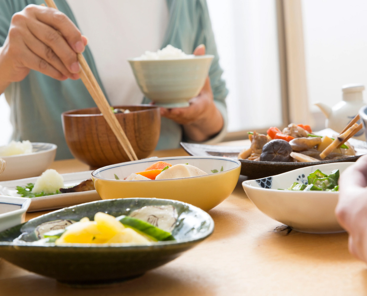 机に並んだ、たくさんの料理を食べる様子