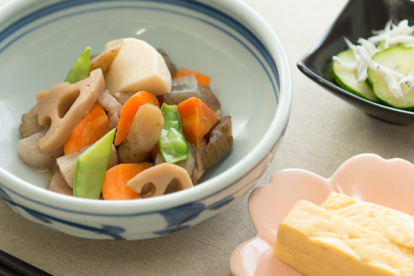 煮物や卵焼き、サラダなど美味しそうな料理