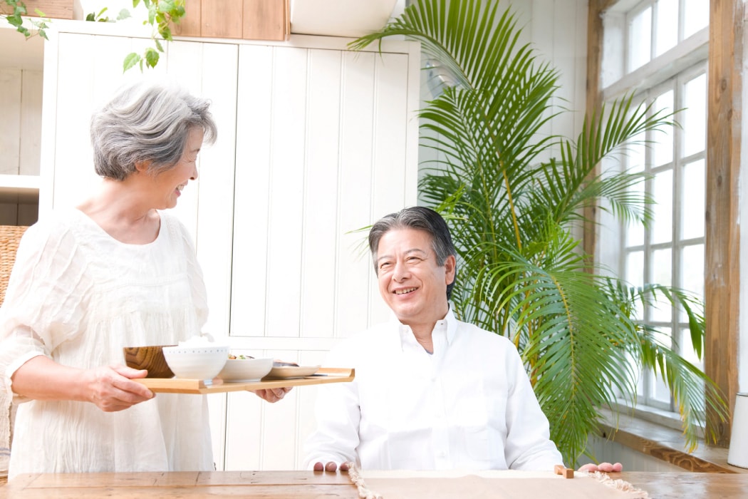 食事の準備をする老夫婦
