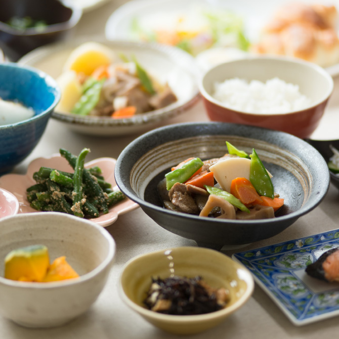 筑前煮や、いんげんの胡麻和え、ひじきなどが並んだ食卓